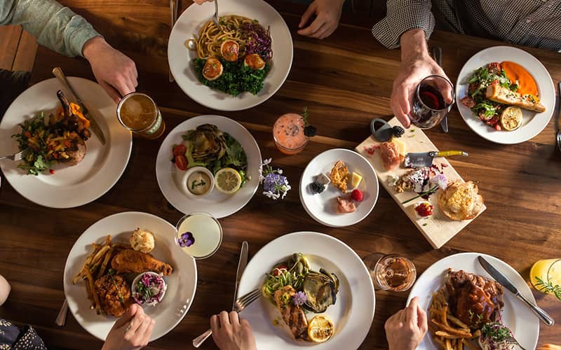 chuyen-doi-so-nganh-fb-tu-du-lieu-den-trai-nghiem-am-thuc-thong-minh